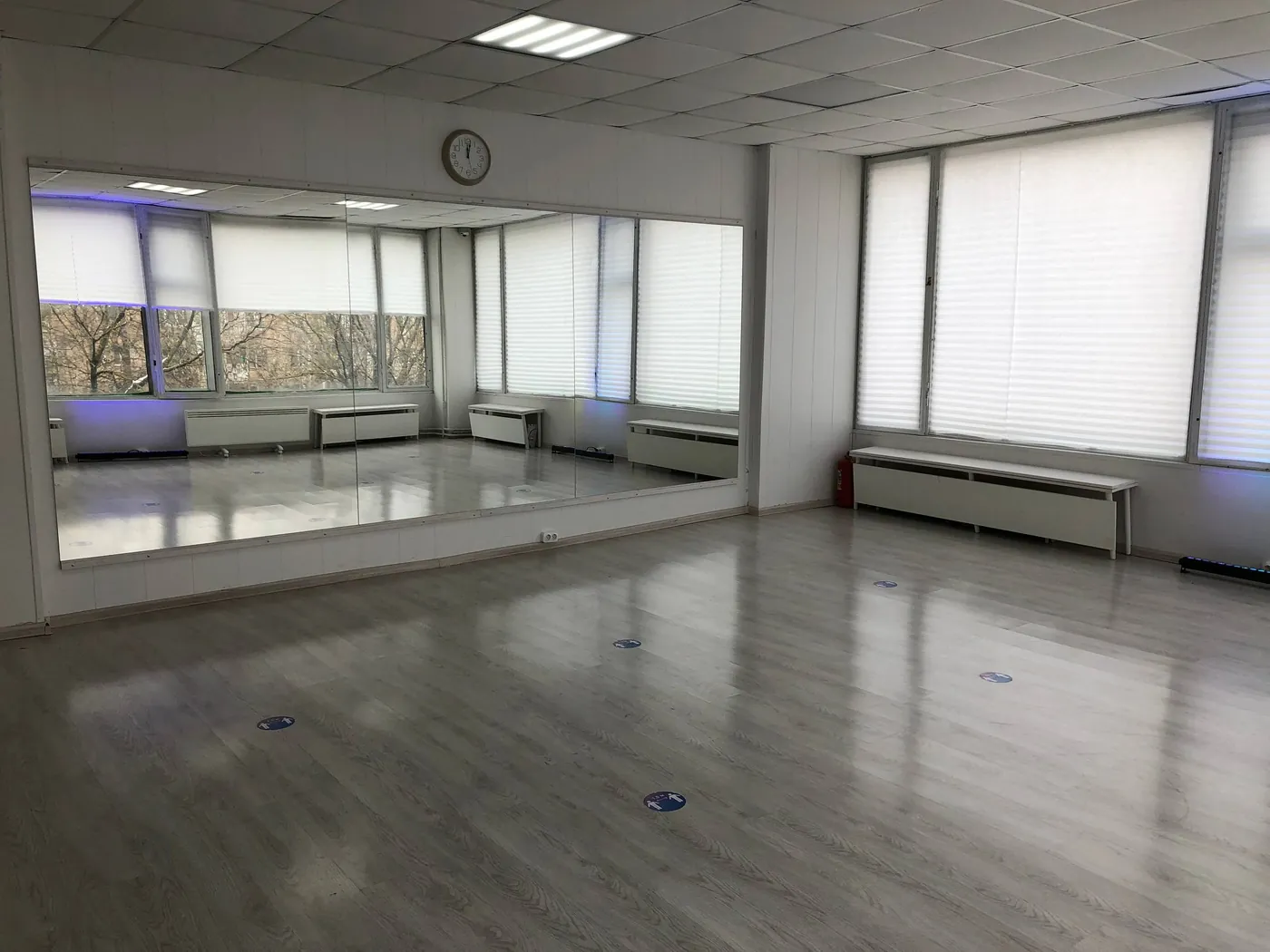 Белый зал — 45 м², светлый зал с зеркалами и окнами